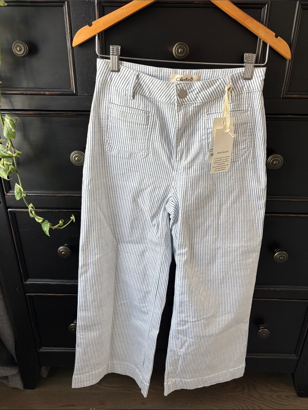 NWT Charlie B sz 6 Striped Denim Crop Pant, Wide Leg, Blue/White Yarn-Dyed Strip